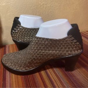 Corky’s Woman shoes. Gold metallic. Size 8 EUC 3” heel comfy